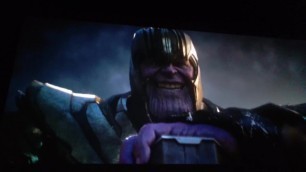 El Capi es digno del Mjonir y se viola a Thanos - Sale mal