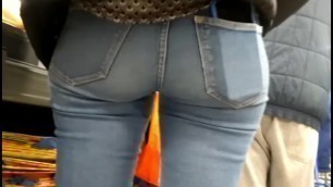 A promicious ass in jeans and a I-Phone in her pocket