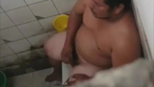 Espiando Gordo Camionero Pajeandose en el Baño - 2 Vids