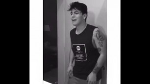 Sebastián Villalobos (YouTuber) Bailando y marcando bulto 