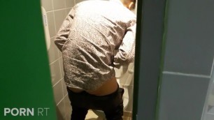 Il pisse et jouit dans les toilettes - Porn RT
