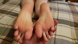 Victoria Valentine Wiggles Her Sexy Toes: Teasing Toes Submit to You
