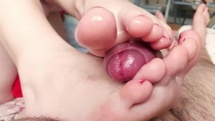 AMAZING FOOTJOB BY SUPER HOT AMATEUR WITH PRETTY LONG TOES