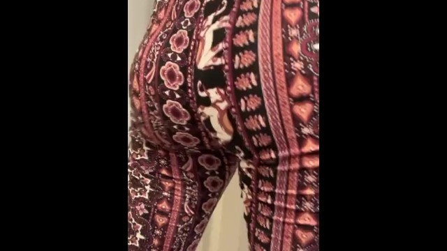 Booty jiggle in those pattern leggings close up