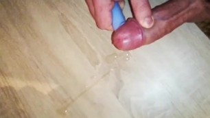 Massiver Cumshot nur mit Vibrator - Auf den Tisch gespritzt