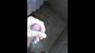 Me masturbo en el baño 2/2