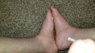 chubby cumming on his feet