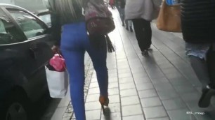 Bubble butt in tight jeans shaking her hips