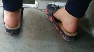 slippers in bus (no shoeplay)