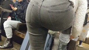 BIG CANDID ASS IN BLACK JEANS BENDING OVER