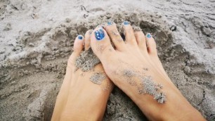 Beach feet to satisfy your Foot Fetish