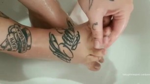 Clean little tattooed feet :3