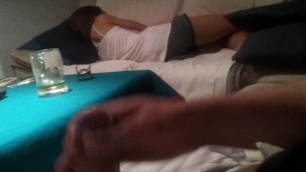 Paja Handjob amateur con amiga Cristina Garrido durmiendo