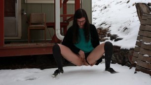 Bare pussy peeing in the snow