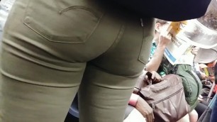 HUGE TEEN BOOTY IN TIGHT ASS JEANS