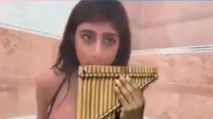 Mía Khalifa tocando instrumento