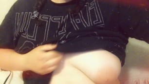 CHUBBY GIRL SHOWS TITS AND PLAYS WOTH HERSELF