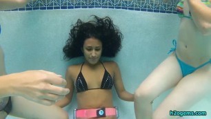girls breath share underwater