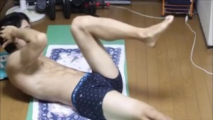 YouTuber パンツ１枚で筋トレ