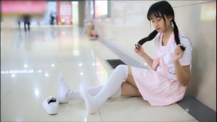 Chinese Loli girl shows feet in railway station