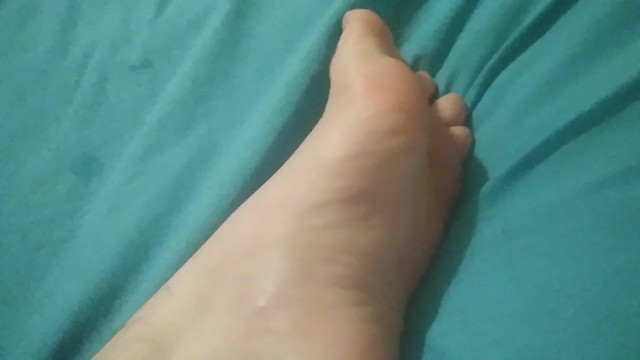 Dribbling cum all over my foot