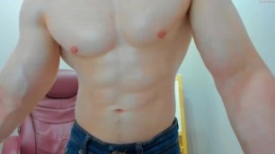 Jamesstong shows off on Chaturbate