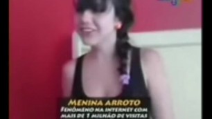 Menina arroyo face burp