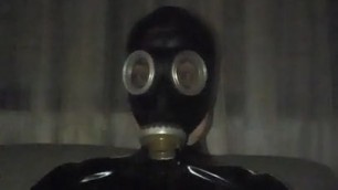 Jerking off in latex and gas mask