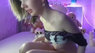 Wau She is so HOT!! Masturbating teen!!