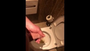 TEEN MASTURBATING PUBLIC TOILET (amateur)