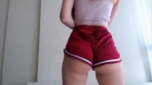 rubia camgirl muestra su culo en shorts muy sexys