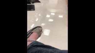 Wife short toe wiggle tease at salon