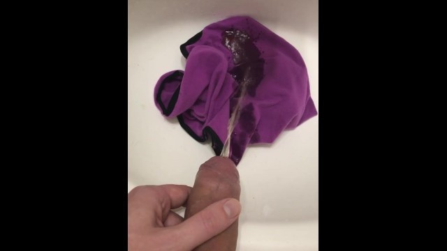 Pissing all over my GF dirty panties in the sink, an ringing them out!