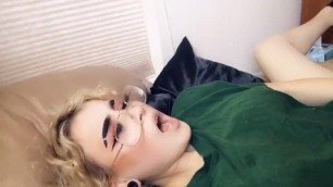 desperate teen makes herself squirt in a minute
