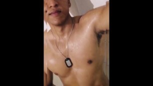 Sexy negro latino en la ducha