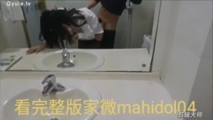 女孩下班和男朋友厕所边做爱边和经理打电话girl teen