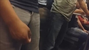 Bulto de Chavo en el Metro