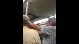 Señores disfrutando en el metro