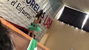 Chica baila Hawaiano en el colegio
