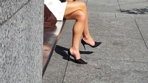 Crossed legs sexy pumps 2