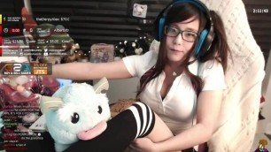 Cute Streamer w/ Jiggly Belly Chills and Dances