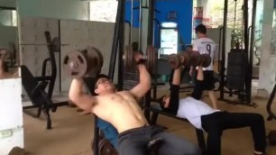 Trai Việt Muslce in the Gym