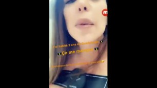 Kim Glow dévoile un téton sur Snapchat