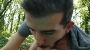 COUPLE GAY DANS LES BOIS