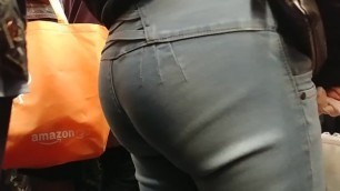 Candid Big Ass in Blue Denim Jeans in Crowded Subway