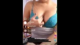 HOT TEEN SHOWS HER TITS IN INSTAGRAM LIVE