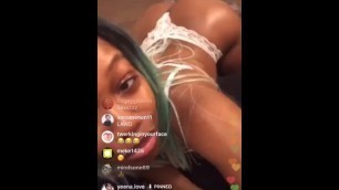 Yeenalove got sexy for her fans on live