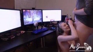 Gamer girl got fucked while she play