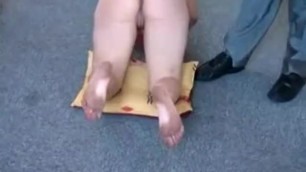 Jeune Fille Stupide Aux Pieds Sales Punie