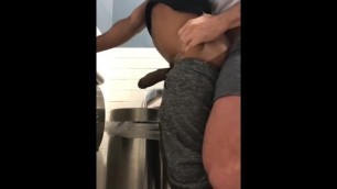 Pegação, mamada e sexo bare no banheirão